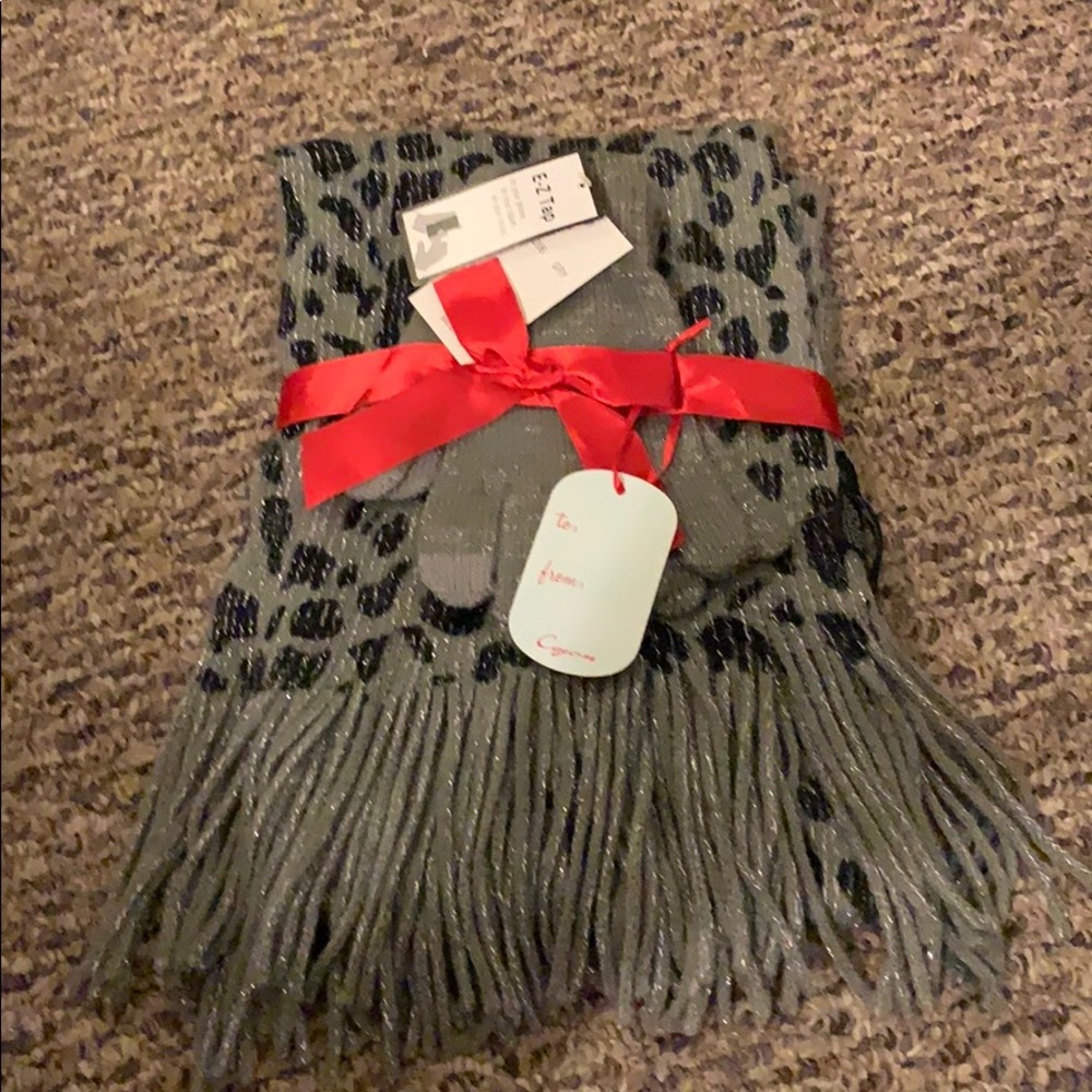 Gloves and scarf set